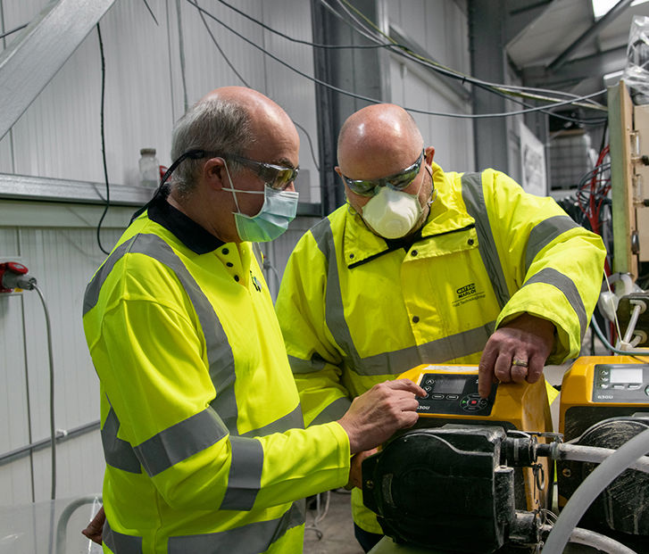 uomini che azionano una pompa